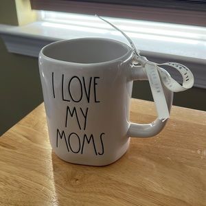 NWOT Rae Dunn “I Love My Moms” Mug